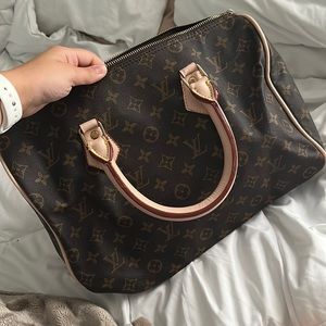 I’m selling Louis Vuitton, speedy 250